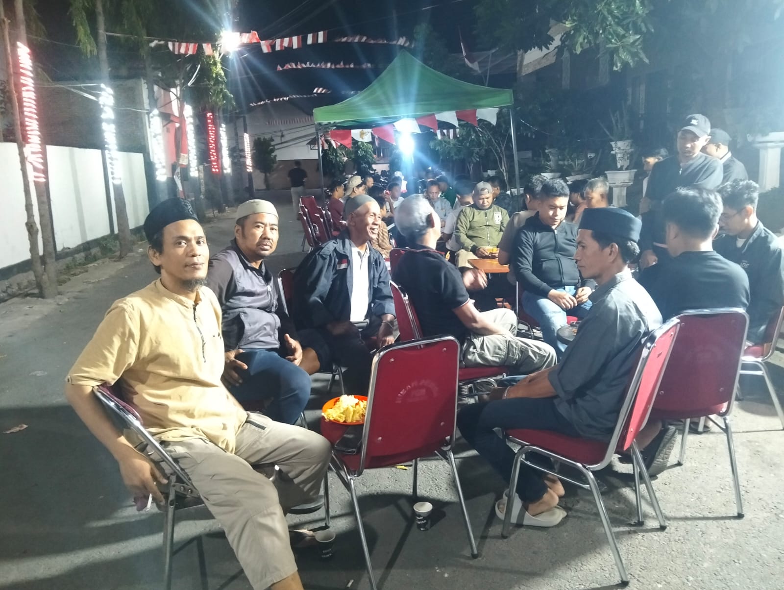 Domino Semarak HUT RI ke-81 di BTN Puri Taman, RT/RW Lembang dan KKN UIN Alauddin Makassar Perkuat Silaturahmi Warga
